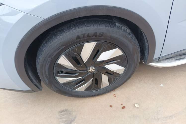 Used Venucia V DD-i 2023 110 km iE Version Left Front Wheel Hub