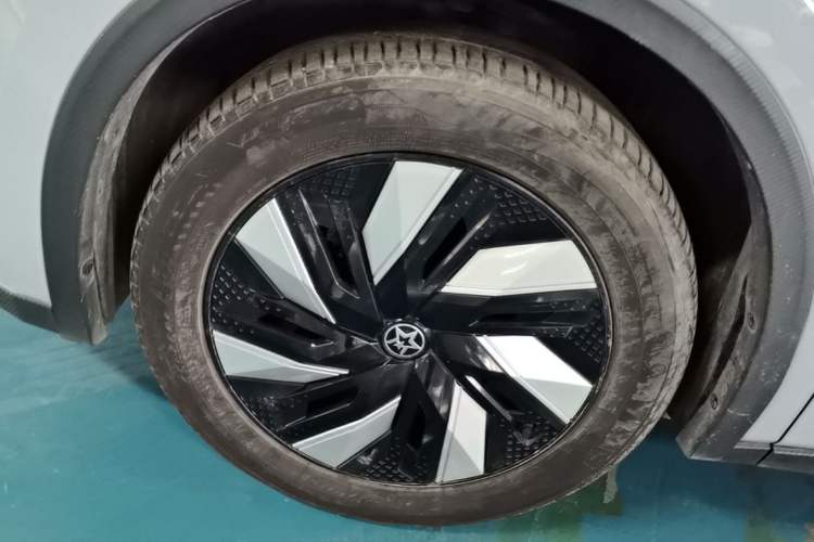 Used Venucia V DD-i 2023 110 km iE Version Left Front Wheel Hub