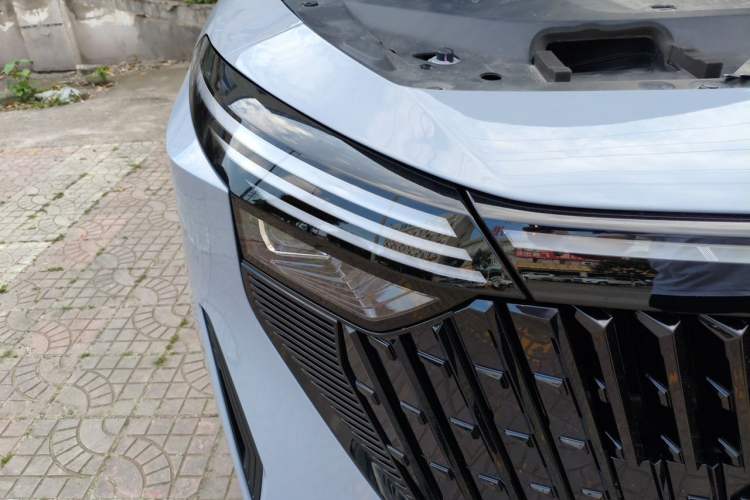 Used Venucia V DD-i 2023 110 km iE Version Right Front Headlight