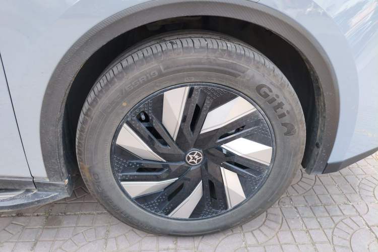Used Venucia V DD-i 2023 110 km iE Version Right Front Wheel Hub