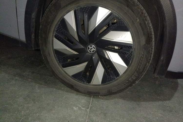 Used Venucia V DD-i 2023 110 km iE Version Right Front Wheel Hub