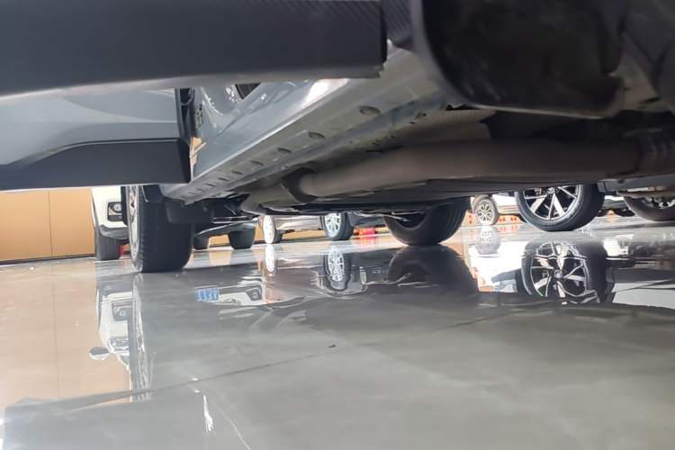 Used Venucia V DD-i 2023 60km iD Version Right Side Sill