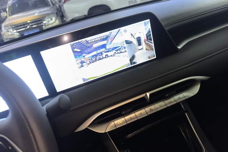 Used Venucia V DD-i 2023 110 km iE Version Audio And AC Panel