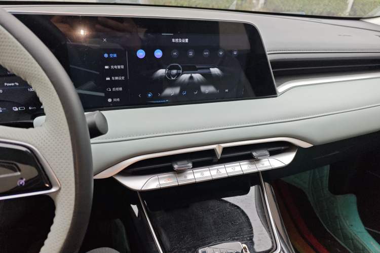 Used Venucia V DD-i 2023 110 km iE Version Audio And AC Panel