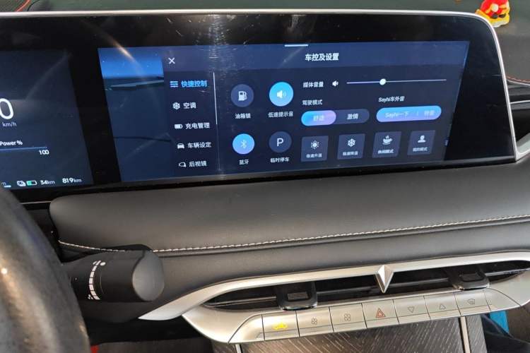 Used Venucia V DD-i 2023 110 km iE Version Audio And AC Panel