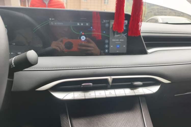 Used Venucia V DD-i 2023 110 km iE Version Audio And AC Panel