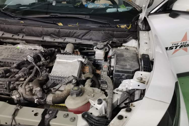 Used Venucia V DD-i 2023 110 km iE Version Engine Bay Left