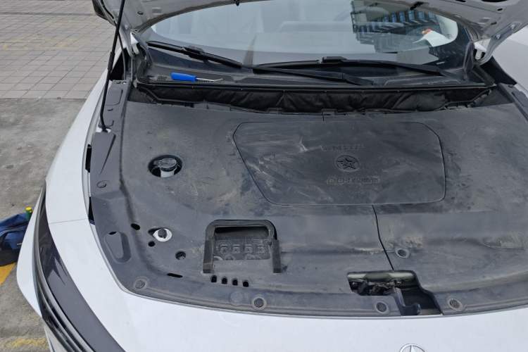 Used Venucia V DD-i 2023 110 km iE Version Engine Bay Right