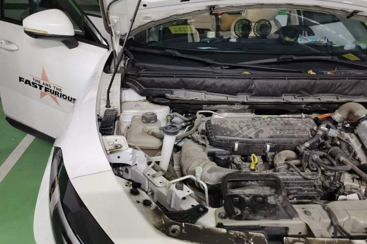 Used Venucia V DD-i 2023 110 km iE Version Engine Bay Right