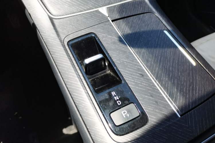 Used Venucia V DD-i 2023 60km iD Version Gear Lever
