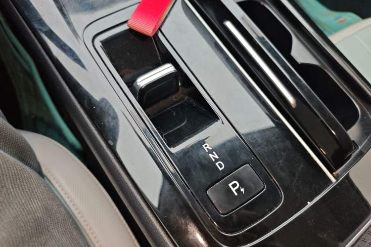 Used Venucia V DD-i 2023 110 km iE Version Gear Lever