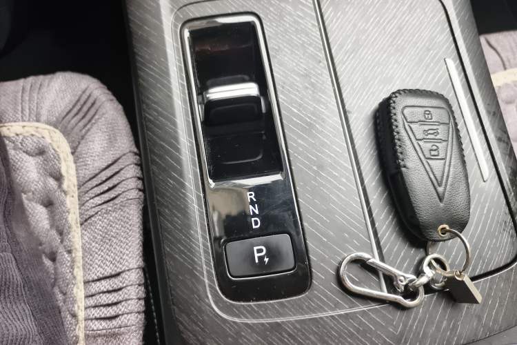 Used Venucia V DD-i 2023 110 km iE Version Gear Lever