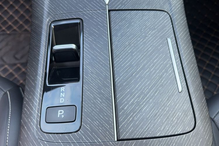 Used Venucia V DD-i 2023 110 km iE Version Gear Lever