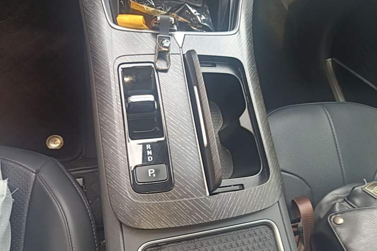 Used Venucia V DD-i 2023 110 km iE Version Gear Lever