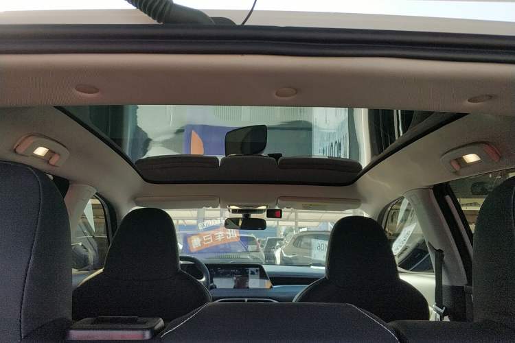 Used Venucia V DD-i 2023 110 km iE Version Headliner