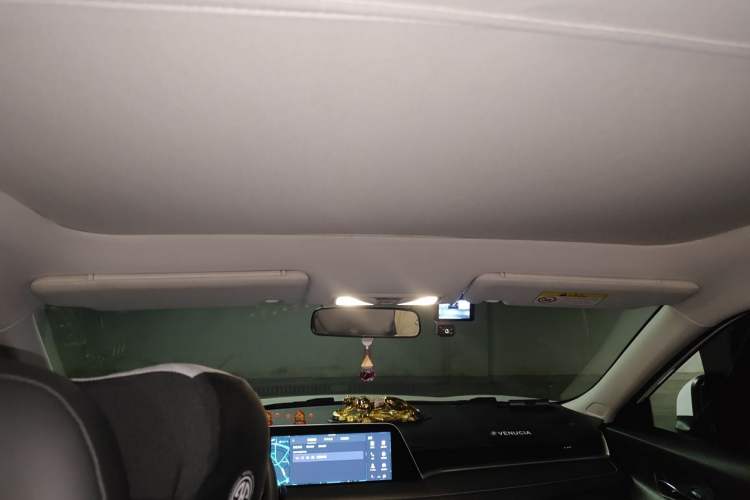 Used Venucia V DD-i 2023 60km iD Joy Ride Edition Headliner
