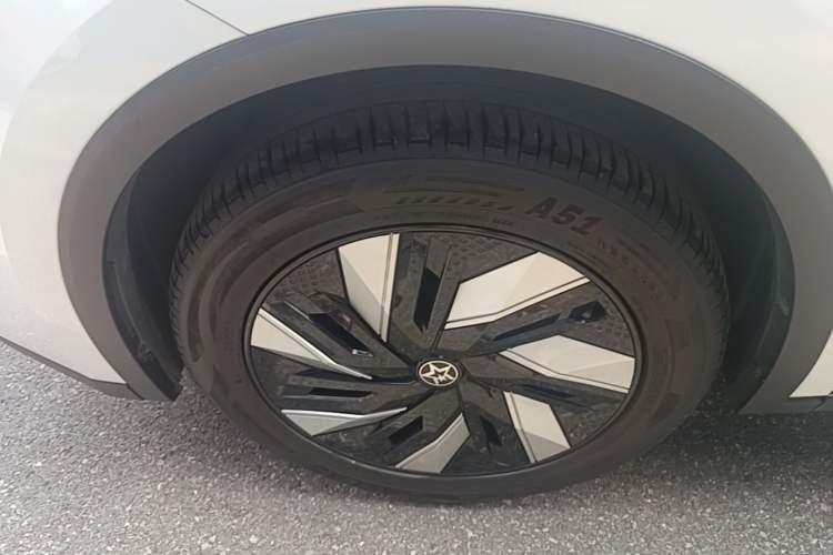 Used Venucia V DD-i 2023 110 km iE Version Left Front Wheel Hub