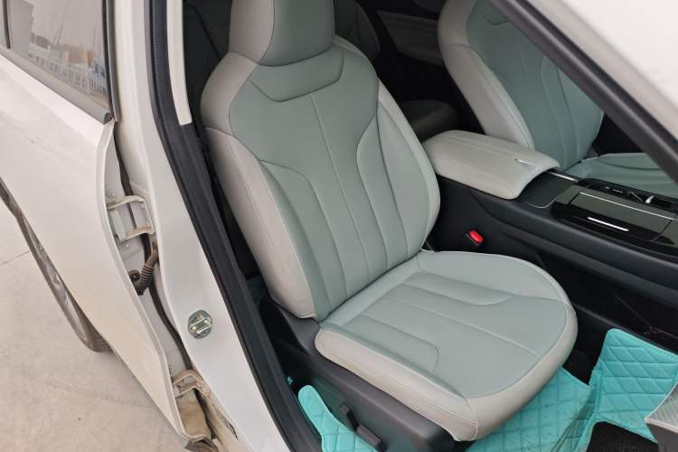 Used Venucia V DD-i 2023 110 km iE Version Right Front Seat