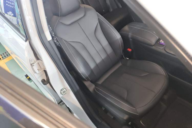Used Venucia V DD-i 2023 110km iT Version Right Front Seat