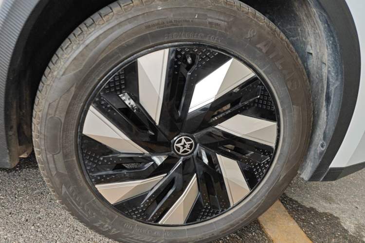 Used Venucia V DD-i 2023 110 km iE Version Right Front Wheel Hub