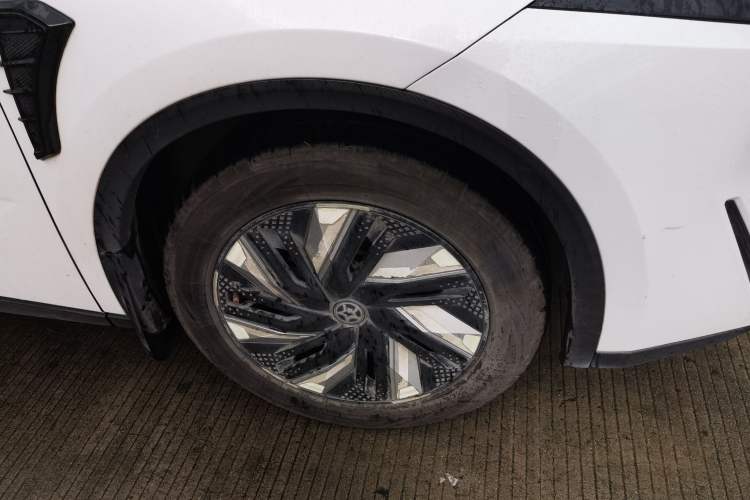 Used Venucia V DD-i 2023 110 km iE Version Right Front Wheel Hub