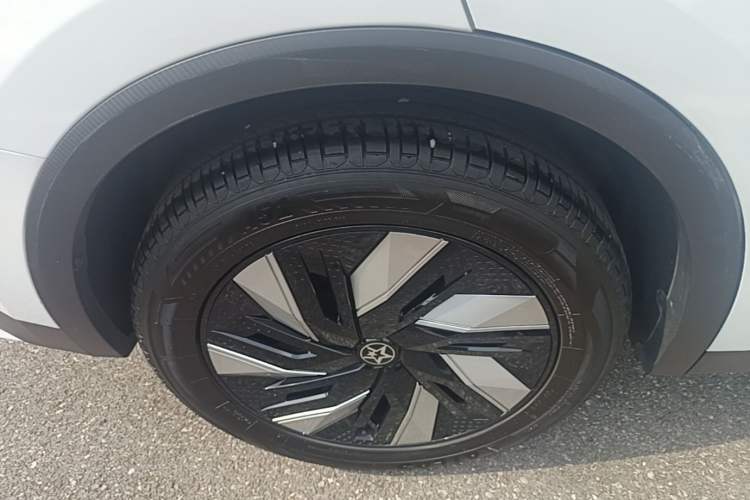 Used Venucia V DD-i 2023 110 km iE Version Right Rear Wheel Hub