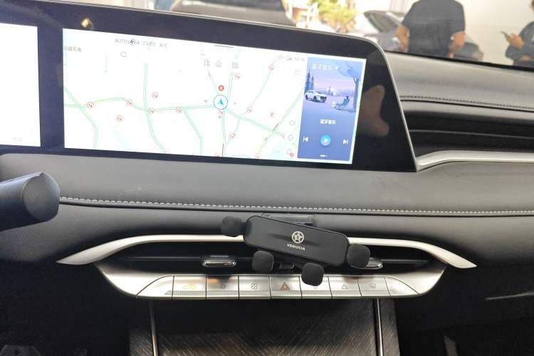 Used Venucia V DD-i 2024 110km iE Joy Ride Edition Audio And AC Panel