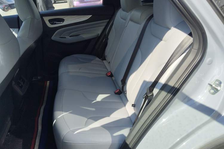 Used Venucia V DD-i 2025 Orca 150km Joyful Journey Edition Left Rear Seat
