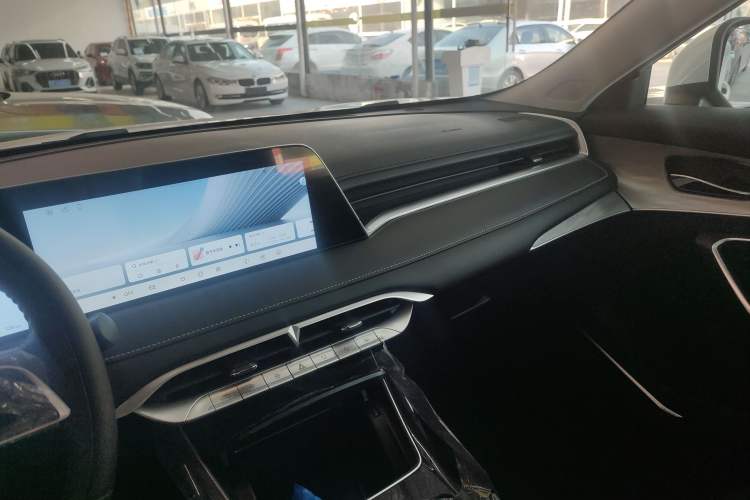 Used Venucia V DD-i 2025 Orca 150km Comfort Edition Audio And AC Panel
