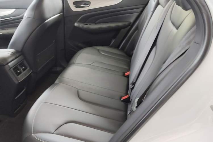 Used Venucia V DD-i 2025 Orca 150km Joyful Journey Edition Left Rear Seat