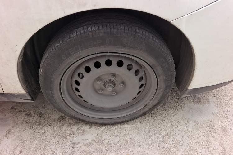 Used Venucia D60EV 2019 High-Range Comfort Edition Right Front Wheel Hub