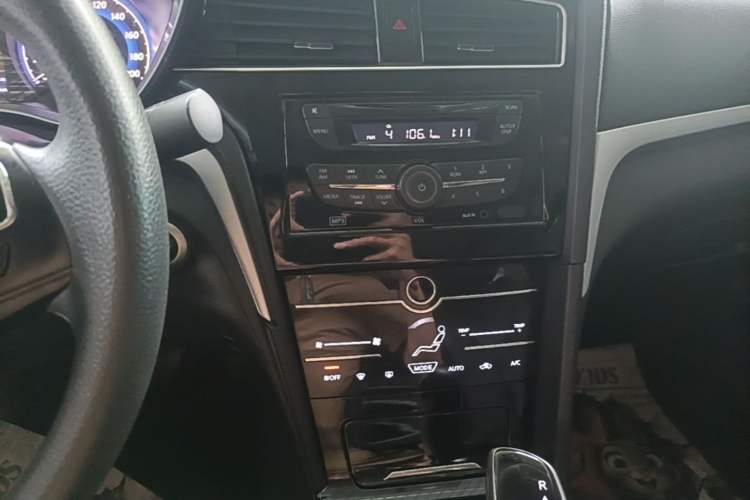 Used Venucia D60EV 2020 Standard Range Smart Drive Edition Audio And AC Panel