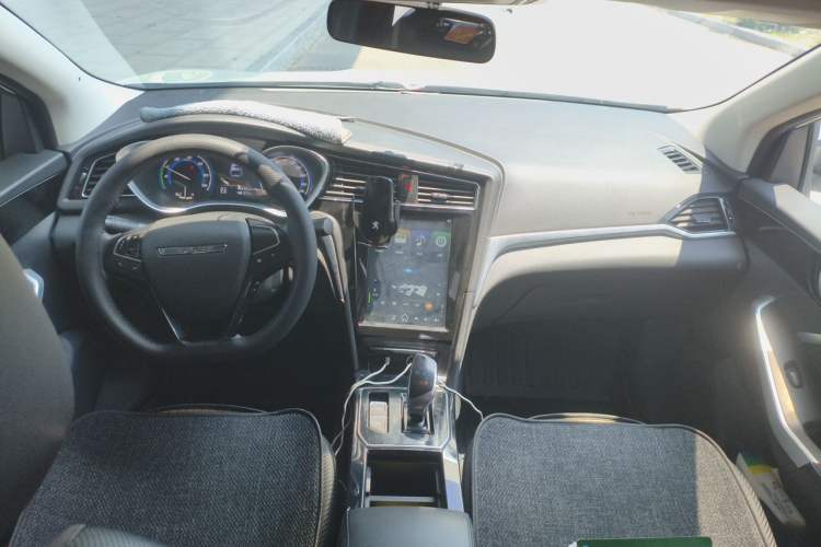 Used Venucia D60EV 2020 Standard Range T3 Center Console