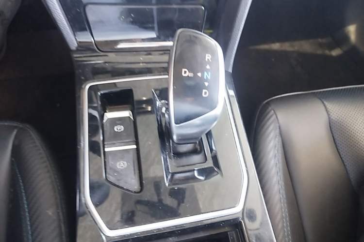 Used Venucia D60EV  Gear Lever
