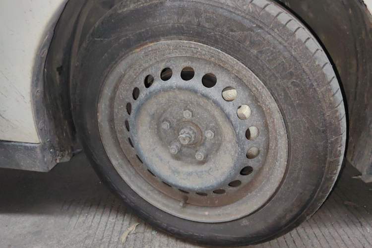 Used Venucia D60EV 2020 Standard Range Smart Drive Edition Right Front Wheel Hub