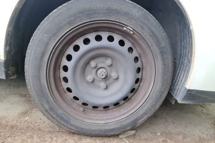 Used Venucia D60EV 2020 Standard Range Smart Drive Edition Right Front Wheel Hub