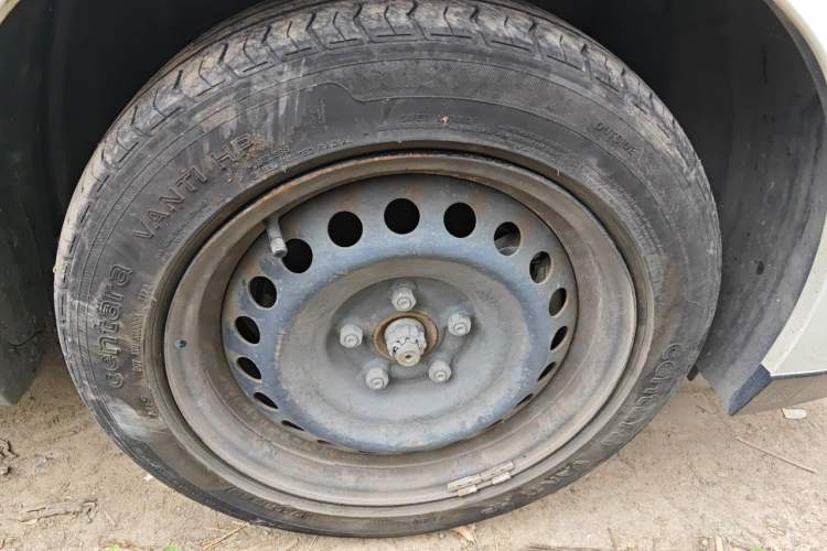 Used Venucia D60EV 2020 Standard Range Smart Drive Edition Right Front Wheel Hub