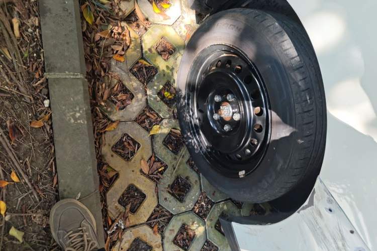 Used Venucia D60EV 2020 Standard Range Smart Drive Edition Right Front Wheel Hub