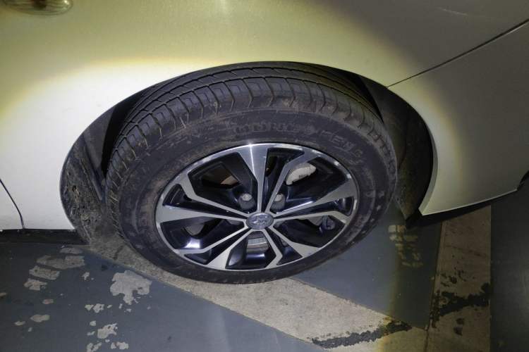 Used Venucia D60EV 2020 Standard Range Comfort Edition Right Front Wheel Hub