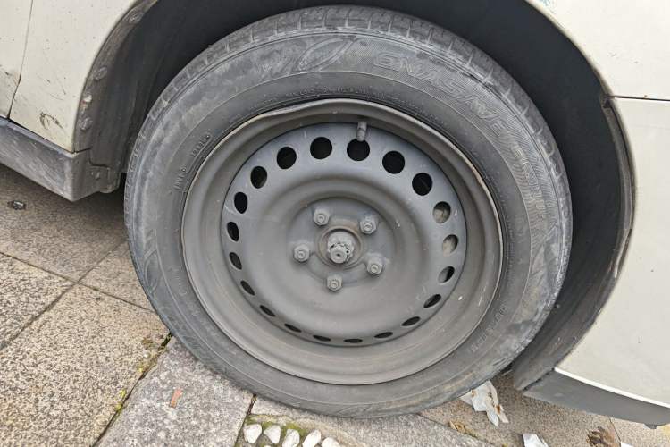 Used Venucia D60EV 2020 Standard Range Smart Drive Edition Right Front Wheel Hub