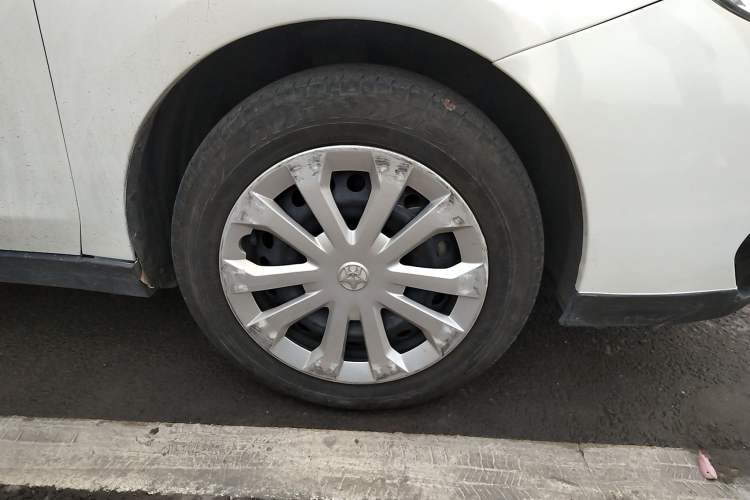 Used Venucia D60EV 2020 Standard Range Smart Drive Edition Right Front Wheel Hub