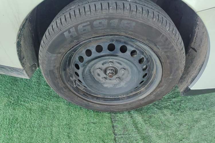 Used Venucia D60EV 2020 Standard Range Smart Drive Edition Right Front Wheel Hub