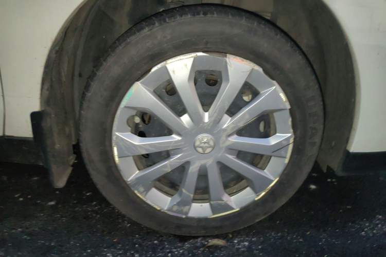 Used Venucia D60EV 2020 Standard Range Smart Drive Edition Right Front Wheel Hub