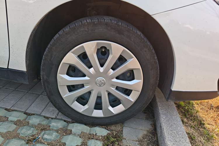 Used Venucia D60EV 2020 Standard Range Smart Drive Edition Right Front Wheel Hub