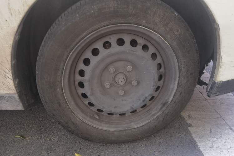 Used Venucia D60EV 2020 Standard Range Smart Drive Edition Right Front Wheel Hub