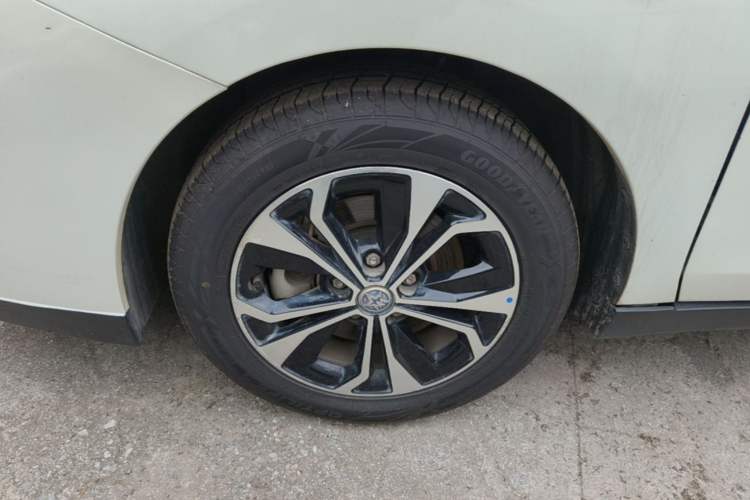 Used Venucia D60EV 2022 Standard Range Comfort Edition Left Front Wheel Hub