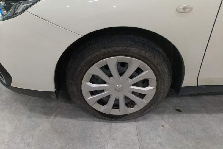 Used Venucia D60EV 2022 Standard Range Smart Drive Version Left Front Wheel Hub