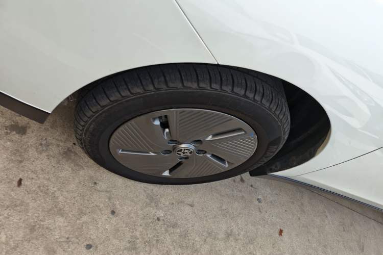 Used Venucia D60EV 2022 Standard Range Comfort Edition Left Front Wheel Hub