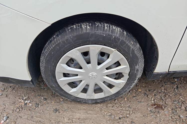 Used Venucia D60EV 2022 Standard Range Smart Drive Version Left Front Wheel Hub