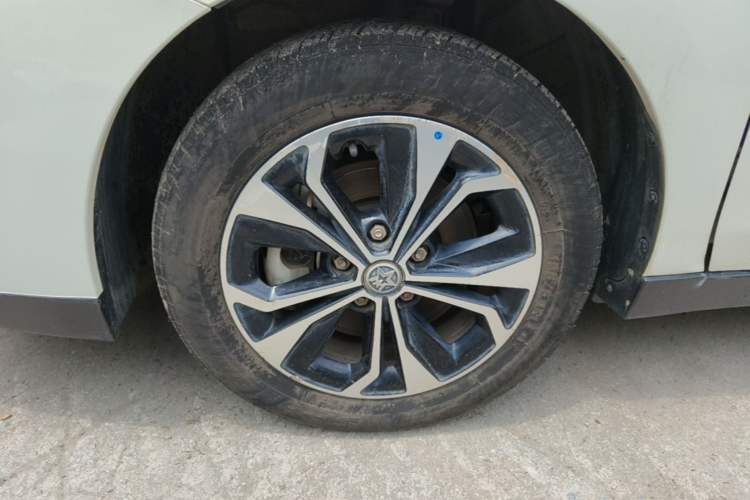 Used Venucia D60EV 2022 Standard Range Comfort Edition Left Front Wheel Hub